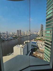 For SaleCondoSathorn, Narathiwat : Menam Residences: Menam Residences (24th floor) - 3 Bedrooms / Chao Phraya River View from Every Room.