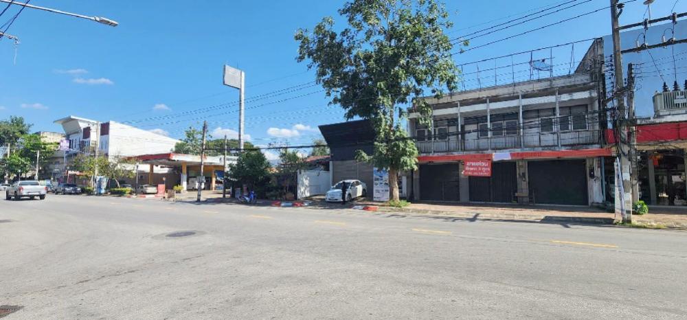 For SaleShophouseLampang : For sale: 2 and a half storey commercial building, 3 rooms, combined into a prime business area in Lampang Province, Tambon Sop Tui, 138 sq m.