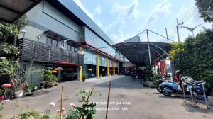 For RentShowroomKaset Nawamin,Ladplakao : Car showroom for rent on Kaset-Nawamin Road. Showroom with a 2.5-story stand alone building (structure supporting the construction of a 5-story building) 2,000 sq m., next to the road on 2 sides, the front next to Kaset-Nawamin Road. The back is next to N