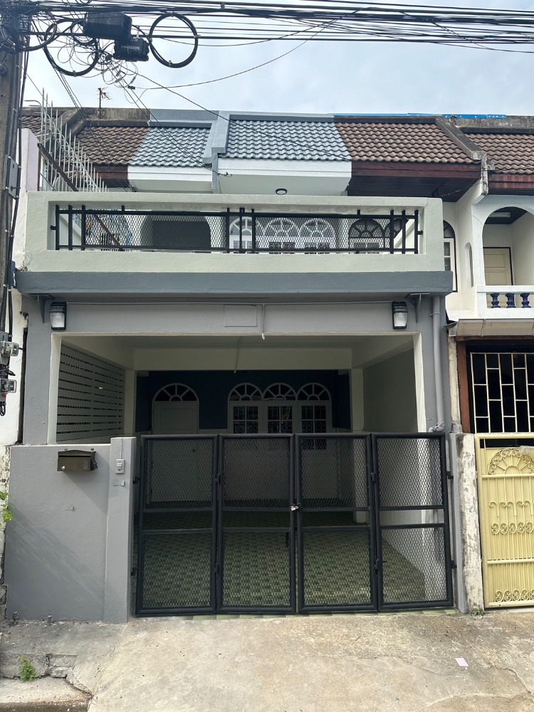 For SaleTownhouseSeri Thai, Ramkhamhaeng Nida : Cheap sale, 2-story townhouse, 18 sq m, Sirindep Village 5, Soi Ramkhamhaeng 138, house with terrace addition, 2 bedrooms, 2 bathrooms.