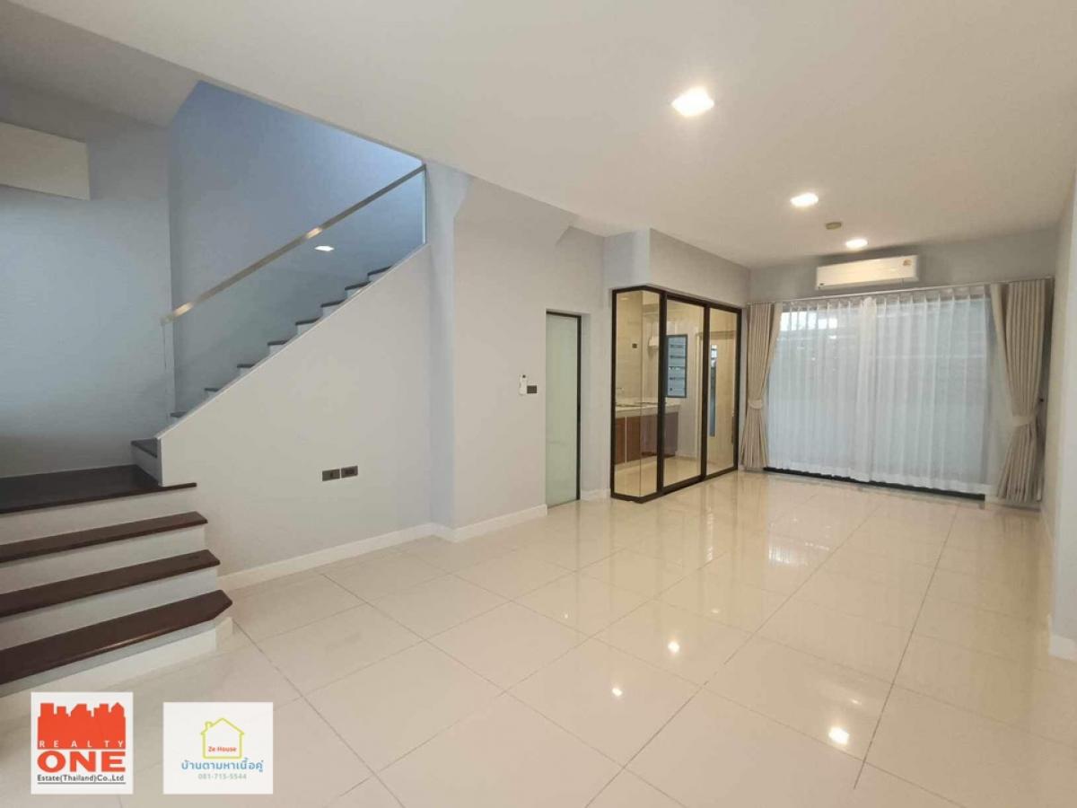 For RentTownhouseNawamin, Ramindra : 3-story townhome for rent, The Terrace Village, Soi Ramintra 65. Entrance to the Pink Line MRT alley Ramindra Station Km. 6 (entirely renovated, like getting a new house)