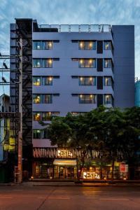 For SaleBusinesses for saleSiam Paragon ,Chulalongkorn,Samyan : 📢HOTEL FOR SALE: Semi-serviced apartment hotel, 8 floors, operational, with average occupancy rate ranging from 70-85% annually. Located near Yaowarat (Chinatown). Ready for business continuation.