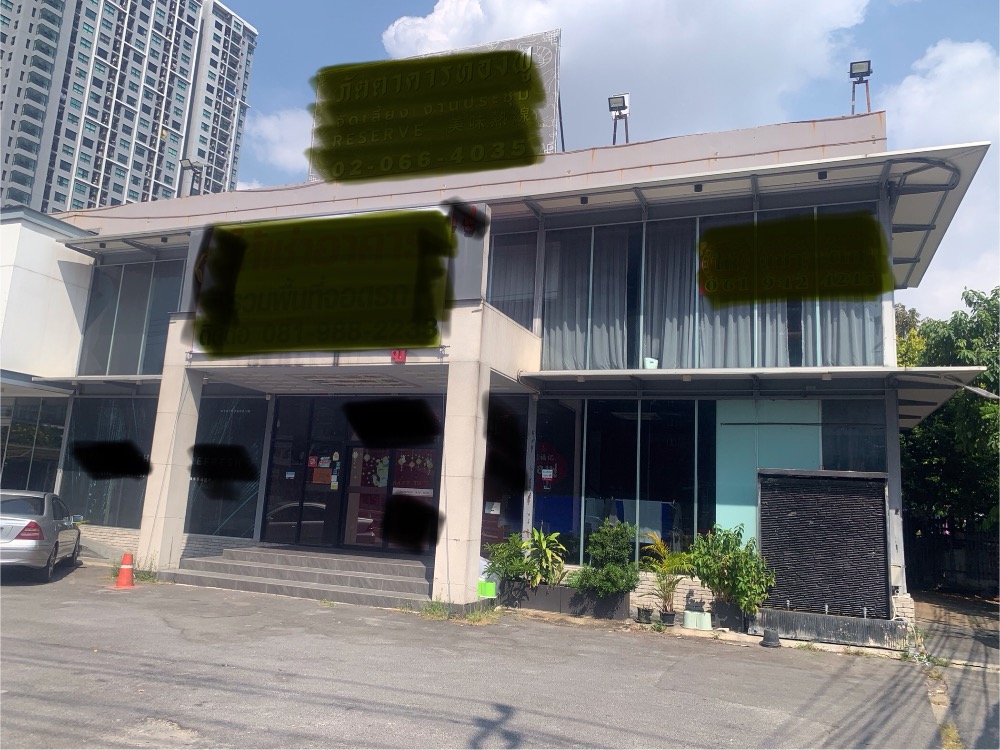 For RentRetailThaphra, Talat Phlu, Wutthakat : Stand alone building with parking for rent.