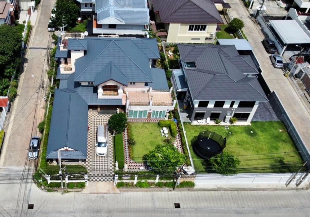 For RentHouseKasetsart, Ratchayothin : ♦ Prime Location ♦ 2-story single house, 220.00 sq.w., 345.00 sq.m. | 4 bedrooms, 4 parking spaces | Near Central Ramindra 1 min, KMB Hospital 2 mins