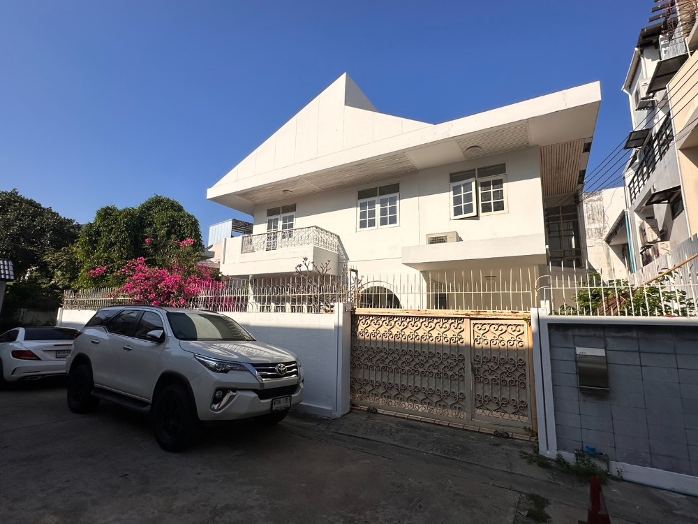 For RentHome OfficeSathorn, Narathiwat : Home office for rent, corner unit, Yen Akat Soi 1, 4 bedrooms, 2 bathrooms, 300+ sq m., no furniture, parking for 6 cars, near BTS Saladaeng.