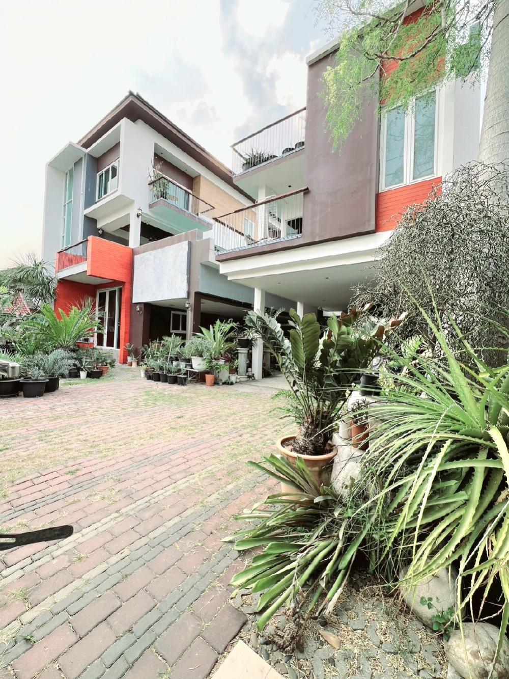 For SaleHousePattanakan, Srinakarin : Selling Pool Villa 3-storey house for sale with swimming pool Salt system, size 3.5×14 meters, Land 112 sq m, selking 24.9  million bahtKrungthep Kreetha 23, beautiful, ready to move in