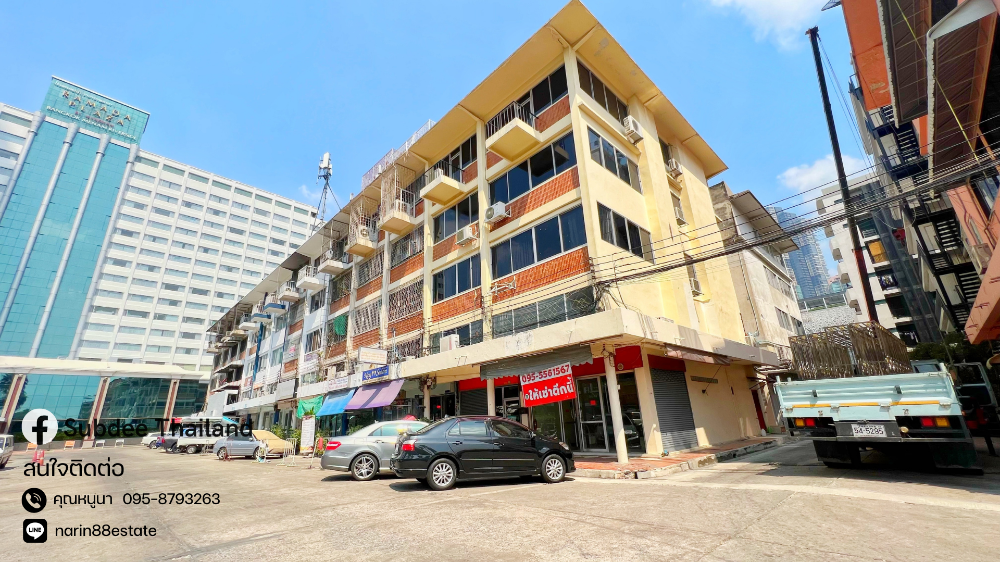 For RentShophouseWongwianyai, Charoennakor : Urgently for rent, commercial building in front of Ramada River Hotel, near Asiatique. There are tourists walking past all the time. 2 booths, corner rooms, 4 and a half floors, 8 meters wide, with parking.