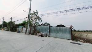 For SaleLandMin Buri, Romklao : Empty land for sale next to the road, 501 wa, next to Rat Phatthana Rural Road, 3 intersection 15, width 28, depth 70 meters, price 25 million baht.