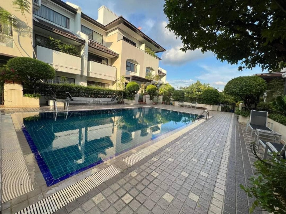 For SaleHouseSukhumvit, Asoke, Thonglor : ♦ Spacious Area ♦ 270.00 sq.m. | 4 bedrooms | 2 parking spaces | Includes a swimming pool | Near Donki Mall Thonglor 2 mins, Camillian Hospital 7 mins