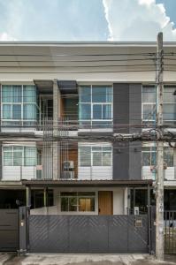 For RentTownhouseChokchai 4, Ladprao 71, Ladprao 48, : 👇For rent Townhome just renovated modern loft style near The Crystal Ekkamai-Ram Inthra , Central Eastville