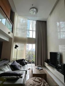 For RentCondoWitthayu, Chidlom, Langsuan, Ploenchit : High Floor Duplex 1 Bed Condo for Rent!