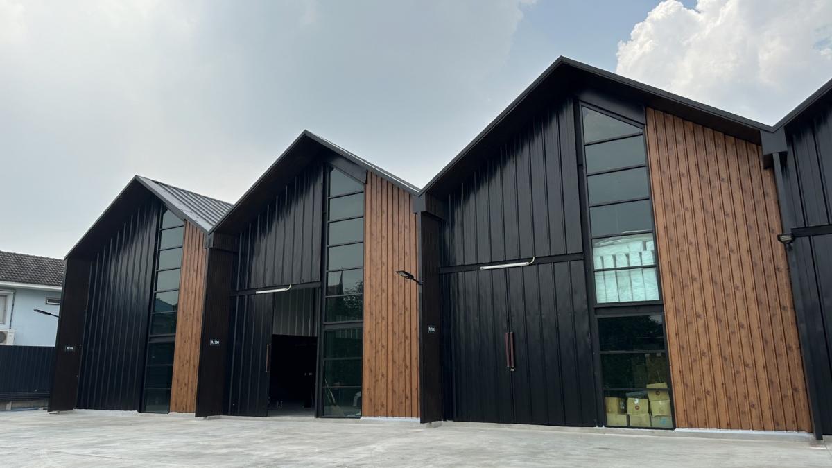 For RentWarehouseKaset Nawamin,Ladplakao : Warehouse for rent with office💥 Nuanchan along Ekamai-Ramindra Expressway 260/515 sq m. Suitable for live broadcasting, online selling, distribution center. Kaset-Nawamin Nuanchan location, along Ramintra Expressway.