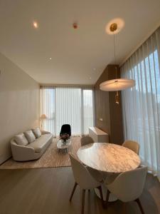 For RentCondoWitthayu, Chidlom, Langsuan, Ploenchit : Ultimate Class 1 Bed Unit for Rent!