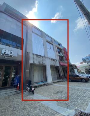 For RentShophouseRama9, Petchburi, RCA : Commercial building for rent, 2 units, along Rama 9 Road, very good location, has parking for 4 cars, suitable for a showroom / beauty clinic, surgery / spa / wellness / restaurant / electrical appliance service center.