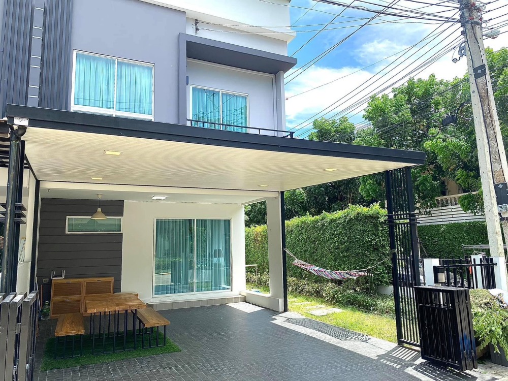 For RentTownhousePathum Thani,Rangsit, Thammasat : House for rent, The Trust Townhome, Rangsit, Khlong Nueng, corner house, usable area 122 sq m, 3 bedrooms, 2 bathrooms, beautiful built-ins, fully furnished, 4 air conditioners, ready to move in.