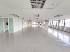 For RentOfficeKhlongtoei, Kluaynamthai : LTHC9874 – Office FOR RENT In  Khlong Toei size 558 Sq. M. Near MRT Queen sirikit convention center Station ONLY 334.8k/Month