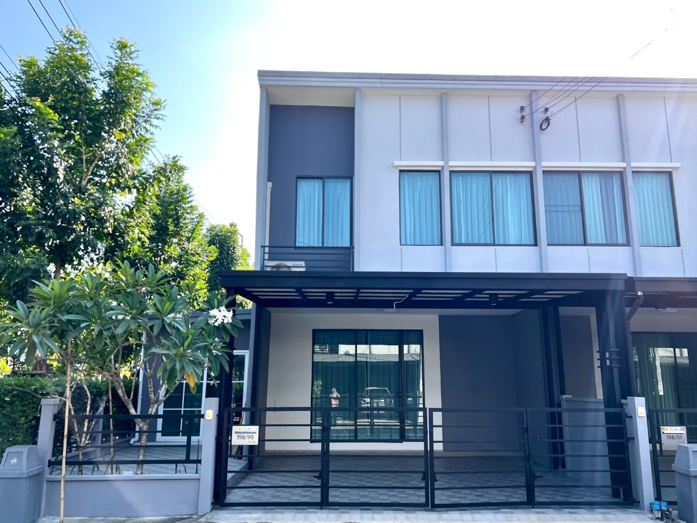 For SaleTownhouseVipawadee, Don Mueang, Lak Si : Urgent sale!! Very good price, like getting a new, first-hand house. 2-story townhome for sale, Pleno Village, Don Mueang, Songprapha, area size 27 sq m. Beautiful addition throughout. The condition of the picture on the cover is 100% beautiful. Good loca