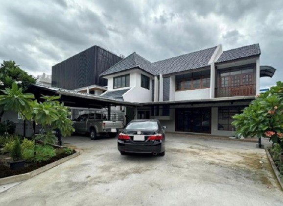 For RentHome OfficePattanakan, Srinakarin : Tel. 081-632-0632 Home Office for rent, Soi Srinakarin 38, Mitraphap Village, 2-story detached house, newly renovated / beautiful house / large house / parking for 5-6 cars / living or Home Office, can register a company.