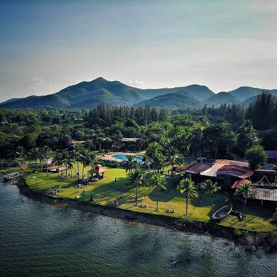 For SaleBusinesses for saleCha-am Phetchaburi : Resort for sale on the edge of Kaeng Krachan River, able to continue operating.