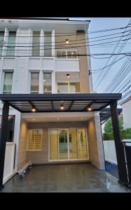 For SaleTownhouseLadkrabang, Suwannaphum Airport : 🔥🔥The owner is selling it himself 🔥Baan Klang Muang Essence On Nut-Wongwaen Behind the corner next to the project garden