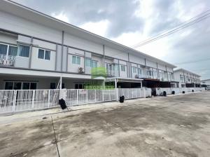 For SaleTownhouseBang kae, Phetkasem : The Miracle Plus Village, Phetkasem 63, Wat Muang THE MIRACLE PLUS PETCHKASEM 63 Urgent sale, 2-story townhome, area 22.10 sq m, new, good location, fully furnished, ready to move in.