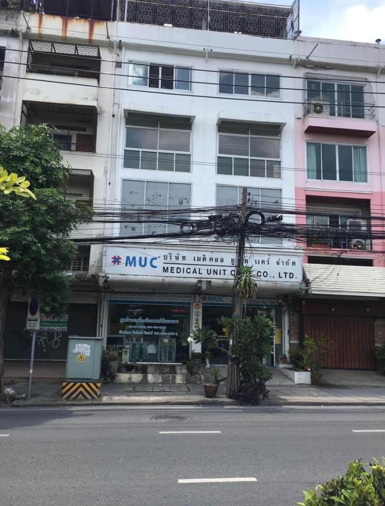 For SaleShophousePattanakan, Srinakarin : Commercial building, 2 units | Suitable for trading or business | 3 bedrooms | Next to Pattanakarn Road | Near Fresh at Makro Pattanakarn, Vibharam Hospital Pattanakarn