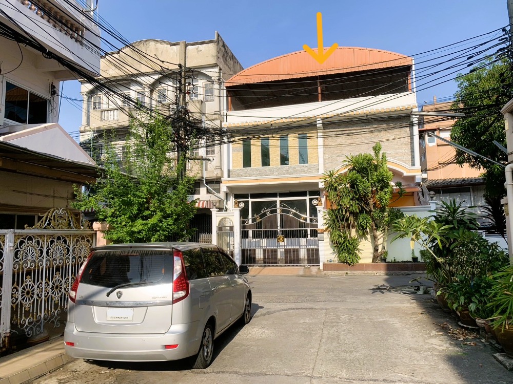 For SaleHousePinklao, Charansanitwong : Hard to find!! Big house, only 200 meters from the main road!! House for sale, Soi Charansanitwong 5, very good condition! Convenient transportation, close to MRT, suitable for living or making a home office.