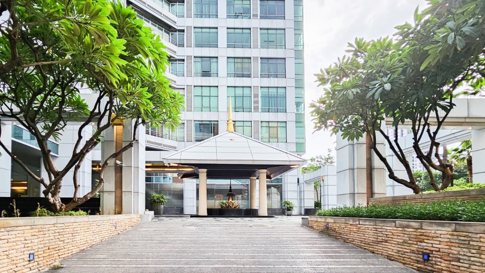 For RentCondoWongwianyai, Charoennakor : Resort style condo for rent, Baan Sathorn Chao Phraya, 900m BTS Taksin.