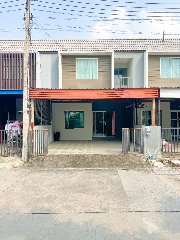 For SaleTownhousePathum Thani,Rangsit, Thammasat : 🔥Urgent sale, The Color Rangsit Khlong 4, 2-story townhome, very cheap price, only 1.69 million baht, airy house, cool breeze.