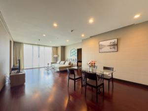 For RentCondoWitthayu, Chidlom, Langsuan, Ploenchit : Nicely Furnished 2 Beds Condo for Rent!