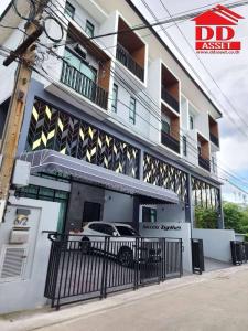 For SaleHome OfficeChokchai 4, Ladprao 71, Ladprao 48, : Home office for sale, 3 and a half floors, Diamond Ville Chokchai 4, corner house (Diamond Ville Chokchai 4), only 100 meters to Soi Chokchai 4, code T8039.