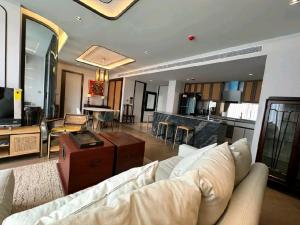 For RentCondoSukhumvit, Asoke, Thonglor : 🔥🔥✨RARE!!Highest corner room!!🏦👑ULATRA LUXURY luxurious 👑 Very beautifully decorated room👑 !!!!Beautiful view, fully furnished!!!!✨🔥🔥 🎯For rent🎯 The Reserve 61 Hideway✅2Bed3✅ 121.28 sqm. TOP floor (#BTS 📌)🔥✨LINE:miragecondo ✅Fully Furnished