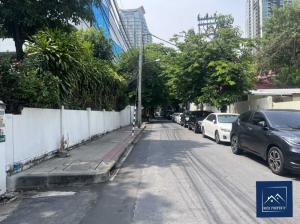 For SaleLandSilom, Saladaeng, Bangrak : Land located in Sathorn, Silom, in the heart of the city, Bangkok.