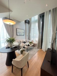 For RentCondoWitthayu, Chidlom, Langsuan, Ploenchit : Rare room for rent, 1 bedroom, Dupack, 50 sq m, fully furnished.