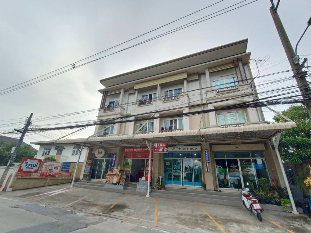 For RentShophouseRattanathibet, Sanambinna : For rent, 1st floor, commercial building (facing east), very good feng shui location for business, close to the lottery office (Samranambin water) and NACC office.