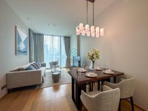 For RentCondoWitthayu, Chidlom, Langsuan, Ploenchit : Brand New Fully Furnished 2 Beds Condo for Rent!