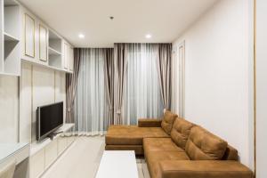 For RentCondoWitthayu, Chidlom, Langsuan, Ploenchit : Nicely Furnished 1 Bed Condo for Rent!