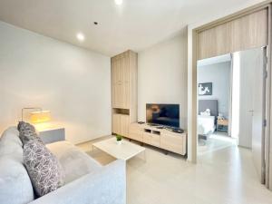 For RentCondoWitthayu, Chidlom, Langsuan, Ploenchit : Exclusive 2 Beds Condo for Rent!