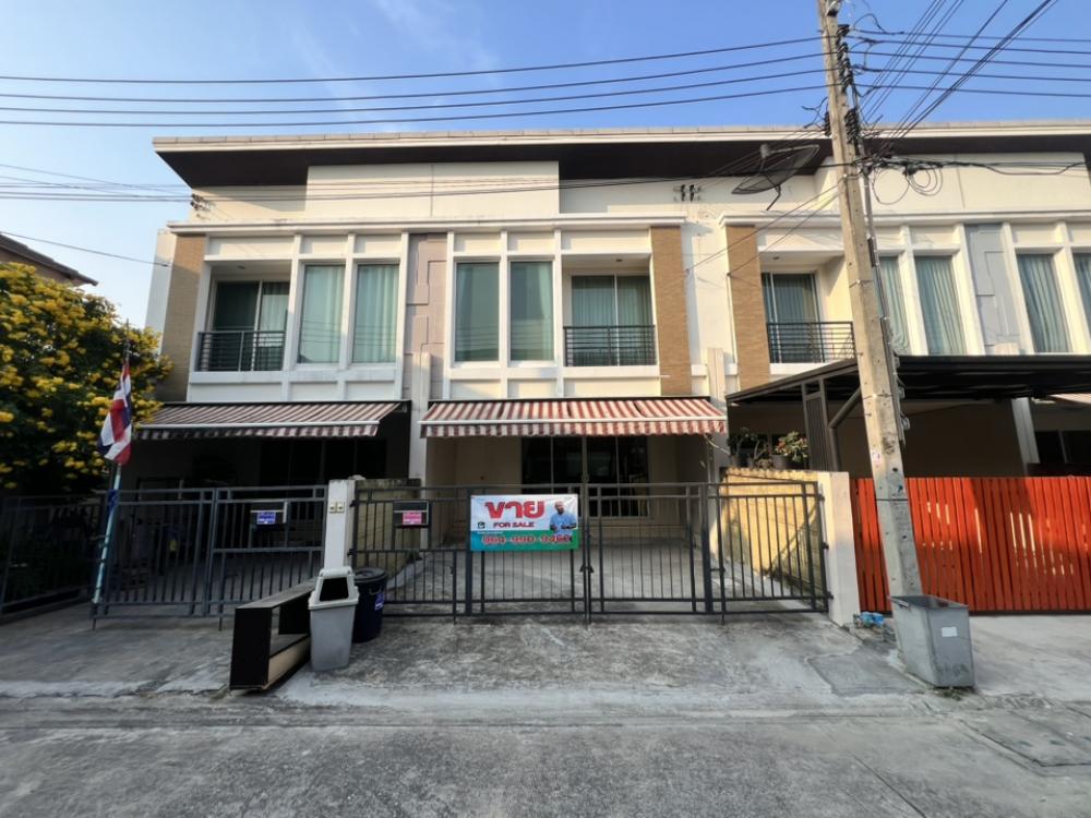 For SaleTownhouseLadkrabang, Suwannaphum Airport : For sale: 2-storey townhouse, Baan Klang Muang, On Nut - Wongwaen, 20 sq m, 3 bedrooms, 2 bathrooms, very beautiful house.