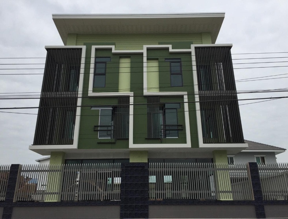 For SaleHome OfficeLadkrabang, Suwannaphum Airport : Urgent sale, 3-story commercial building, good location, only 300 meters from Chalong Krung Road 19. Near Suvarnabhumi Airport