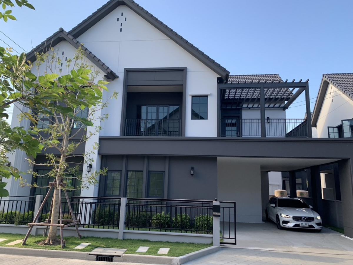 For RentHouseBangna, Bearing, Lasalle : ❤️❤️ New house in Centro Bangna Village, behind Mega Bangna. Interested, line tel 0859114585 ❤️❤️ Angelo house model, largest model, usable area 303 sq m, 4 bedrooms. 5 bathrooms, 2 halls, 1 maids room, 3 parking spaces, corner house. Garden view, rent 15