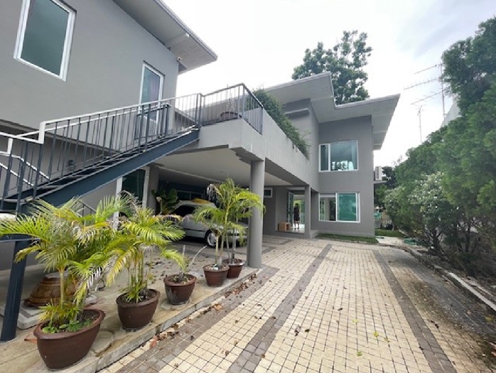 For RentHouseVipawadee, Don Mueang, Lak Si : For Rent Single house for rent / Home Office 2 floors, Garden Home Village, Soi Phahonyothin 60 / Land area 100 square meters, parking for 6 cars, 10 air conditioners / Some furniture / Renovated the whole house / Very beautiful house / Living