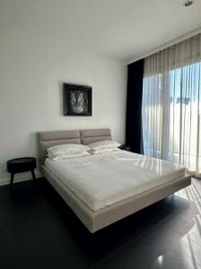 For RentCondoWitthayu, Chidlom, Langsuan, Ploenchit : Condo for rent 185 Rajadamri, BTS Ratchadamri Station, about 400 m.