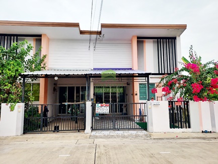 For SaleTownhouseMahachai Samut Sakhon : The Money Me Village, Rama 2 - Bang Ya Phraek, urgent sale, townhouse, one floor, area 27.40 sq m, corner plot, good location, ready to move in.