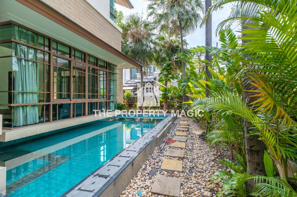 For RentHouseSukhumvit, Asoke, Thonglor : Luxurious 2-storey detached house with furniture and private swimming pool for rent in Sukhumvit area, near Sukhumvit Hospital.