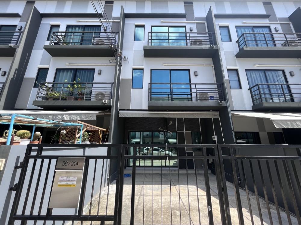For SaleTownhouseRathburana, Suksawat : Best deal!! Baan Klang Muang Suksawat, 3-storey townhome, 3 bedrooms, 3 bathrooms, very new condition, new furniture out of the box, ready to move in, prime location, next to the main road, 0 steps from the BTS station.