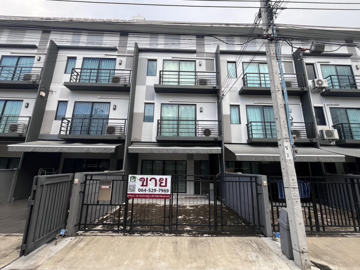 For SaleTownhouseRathburana, Suksawat : Best deal!! Baan Klang Muang Suksawat, 3-storey townhome, 3 bedrooms, 3 bathrooms, very new condition, ready to move in, prime location, next to the main road, 0 steps from the BTS station.