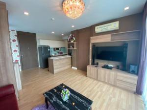 For SaleCondoSriracha Laem Chabang Ban Bueng : Green Lake Condo Sriracha, for sale with decorations and appliances, mountain view.