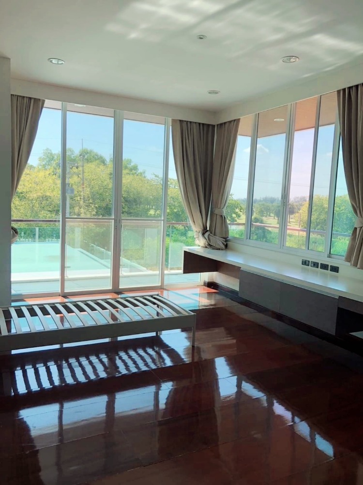 For SaleHouseChachoengsao : Single house along the Bang Pakong River Bangpakong Riverside Golf Course Modern style, luxurious and classy. There is a private swimming pool, 714 square meters, the house is ready to move in, special price.