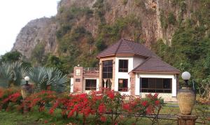 For SaleHouseUthai Thani : Beautiful house, good view, selling the house and buildings (garage Cement tank for underground water storage drilling an artesian well) *with furniture and home decoration accessories